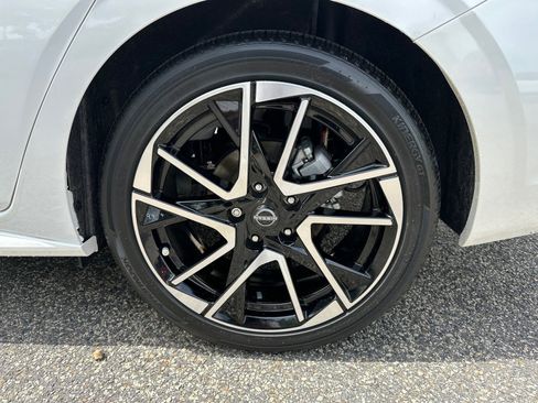 Certified 2025 Nissan Sentra SR w/ SR Premium Package FWD image 17