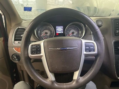 Used 2016 Chrysler Town & Country Touring w/ Driver Convenience Group image 10