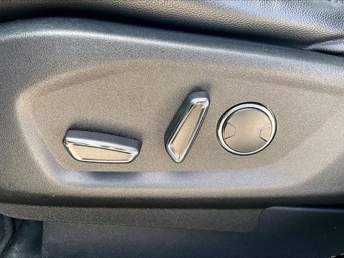 Used 2017 Ford Explorer XLT w/ Equipment Group 202A AWD/4WD image 30