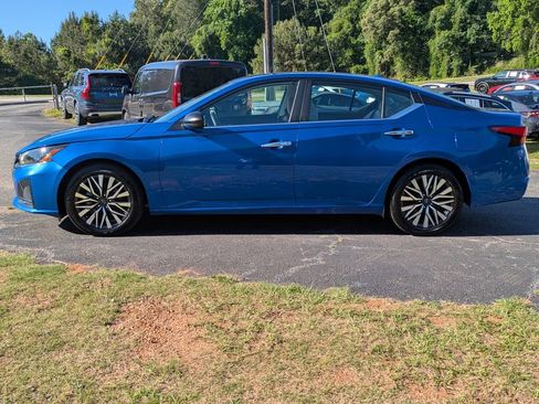 Used 2025 Nissan Altima 2.5 SV FWD image 3