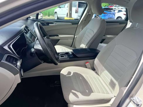 Used 2019 Ford Fusion SE FWD image 16
