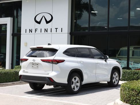 Used 2023 Toyota Highlander LE FWD image 4
