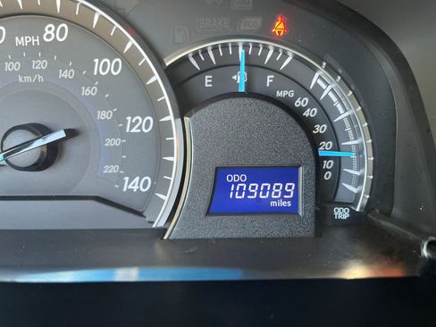 Used 2012 Toyota Camry XLE w/ Leather Pkg image 12