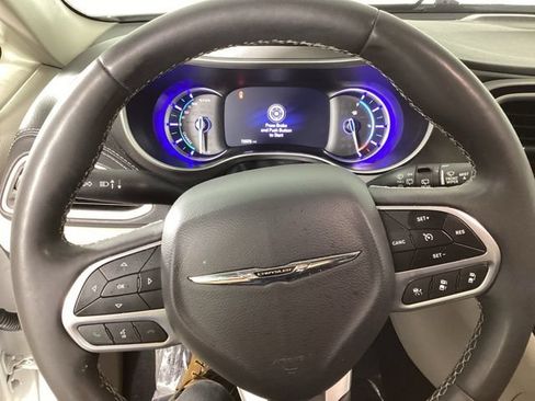 Used 2024 Chrysler Pacifica Limited FWD image 13