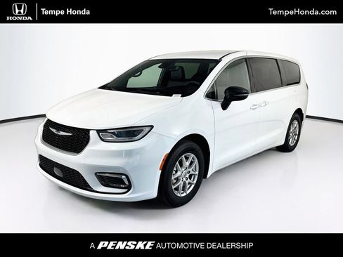 Used 2025 Chrysler Pacifica Select FWD image 1