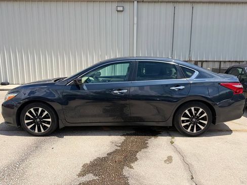 Used 2017 Nissan Altima 2.5 SV FWD image 2
