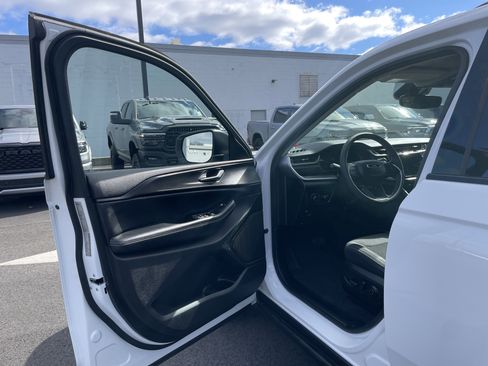 Certified 2023 Jeep Grand Cherokee Laredo w/ Luxury Tech Group I image 29