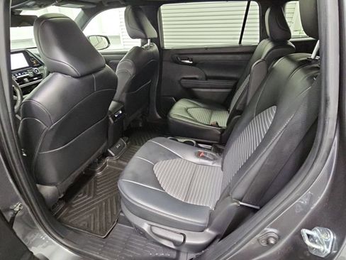 Used 2024 Toyota Highlander XSE FWD image 33