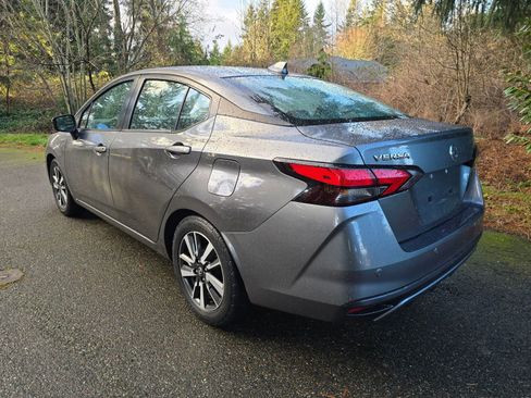 Used 2021 Nissan Versa SV image 3