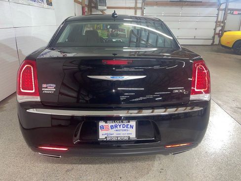 Used 2017 Chrysler 300 C image 4