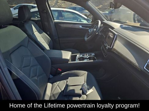 Used 2025 Volkswagen Atlas Cross Sport SE w/ Panoramic Sunroof Package image 5