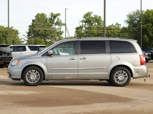 Used 2014 Chrysler Town & Country Touring-L FWD image 4