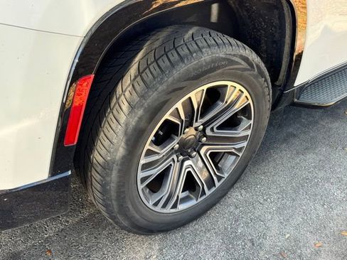 Used 2024 Jeep Wagoneer Series II w/ Flexible Seating Group image 7