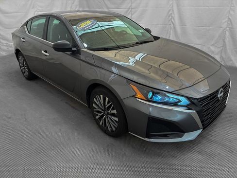 Used 2025 Nissan Altima 2.5 SV FWD image 10