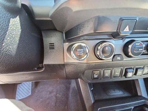Used 2021 Toyota Tacoma TRD Off-Road w/ Technology Package AWD/4WD image 17