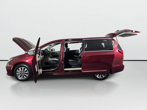 Used 2022 Chrysler Pacifica Limited w/ Uconnect Theater Family Group FWD image 11