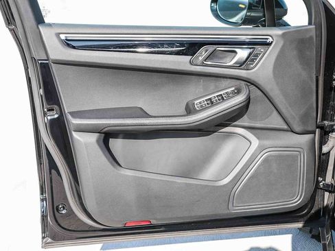 Used 2023 Porsche Macan image 27