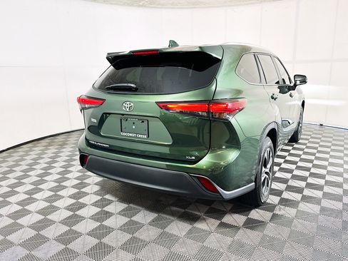 Used 2023 Toyota Highlander XLE FWD image 3