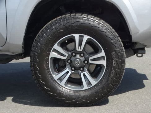 Certified 2019 Toyota Tacoma TRD Sport w/ Technology Package image 8