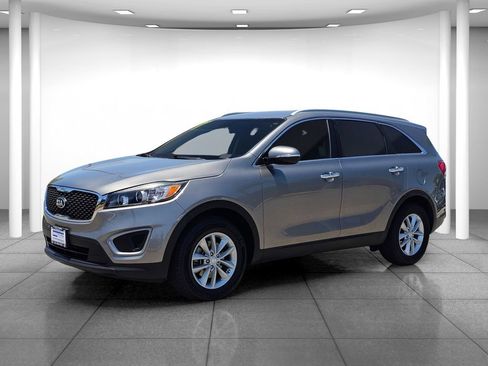 Used 2017 Kia Sorento FWD image 3