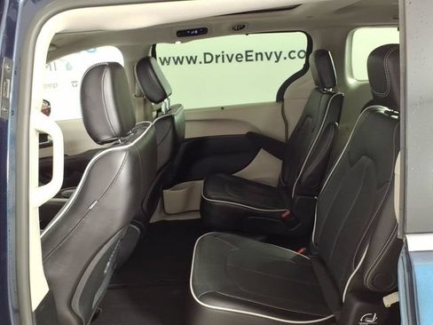 Used 2024 Chrysler Pacifica Limited w/ Trailer Tow Group FWD image 9