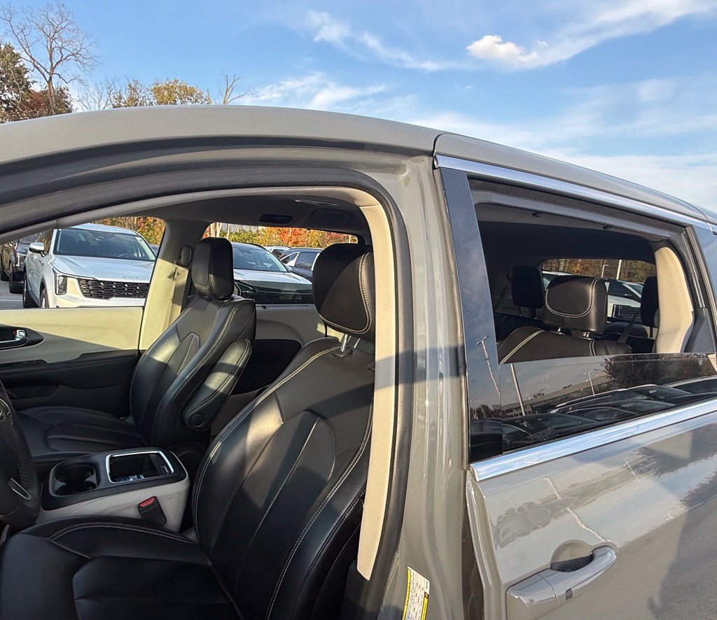 Used 2023 Chrysler Pacifica Touring-L FWD image 10