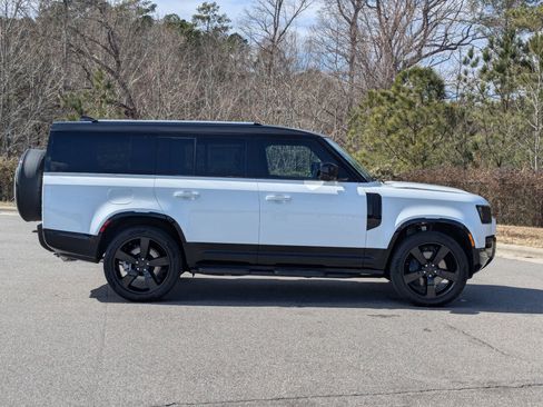 New 2026 Land Rover Defender 130 X-Dynamic SE image 5