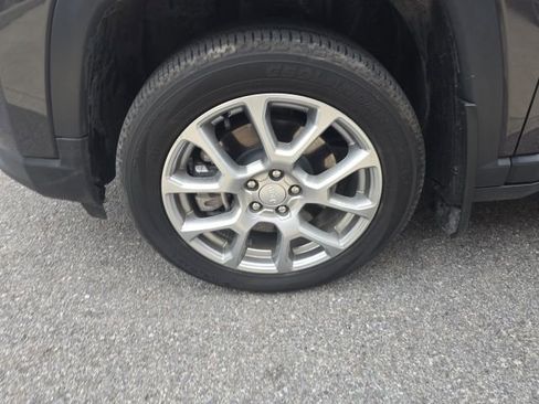 Certified 2024 Jeep Compass Latitude w/ Sun and Sound Group AWD/4WD image 8
