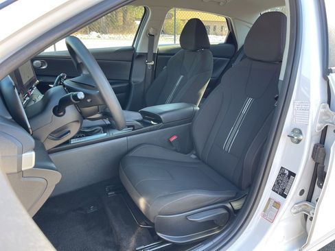 Used 2024 Hyundai Elantra SEL image 18