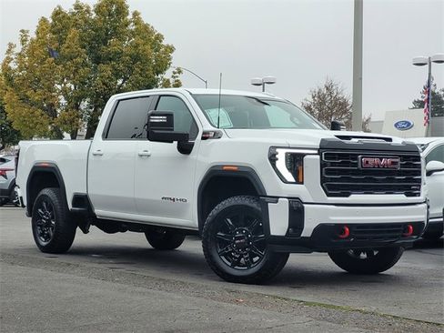 Used 2025 GMC Sierra 2500 AT4 image 2