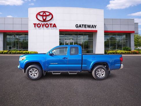 Used 2018 Toyota Tacoma SR5 AWD/4WD image 7