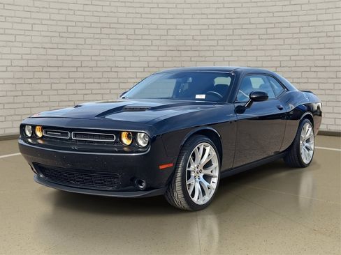 Used 2019 Dodge Challenger SXT image 1