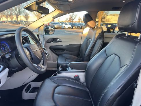 Used 2024 Chrysler Pacifica Touring-L image 15