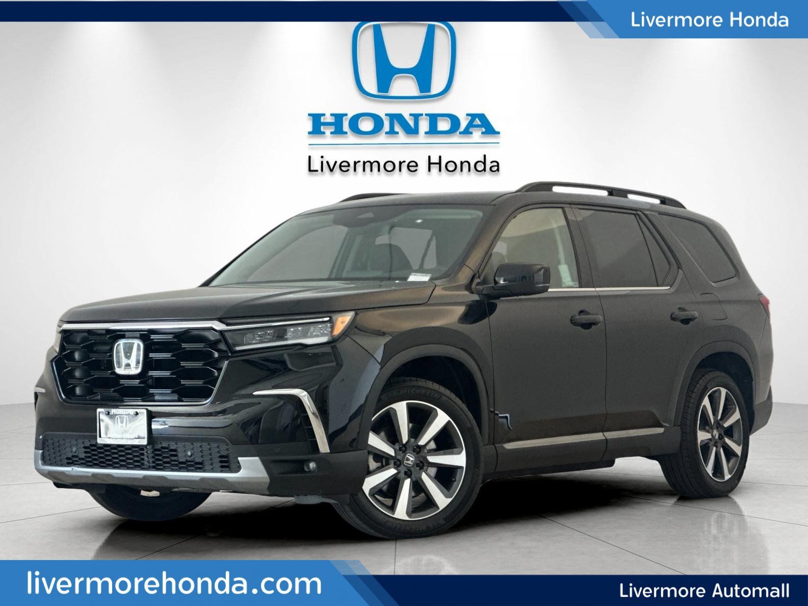 Used 2025 Honda Pilot Touring image 1