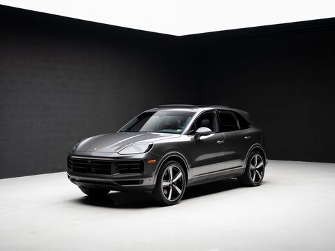 Used 2024 Porsche Cayenne AWD/4WD image 4