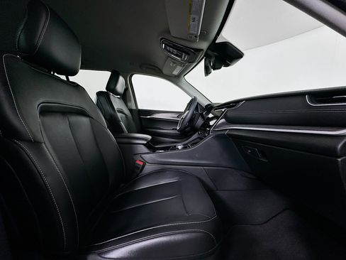 Used 2023 Jeep Grand Cherokee Limited w/ Black Appearance Package RWD image 32