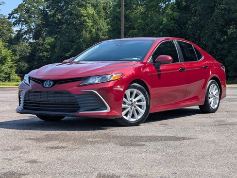 Used 2022 Toyota Camry LE FWD image 4