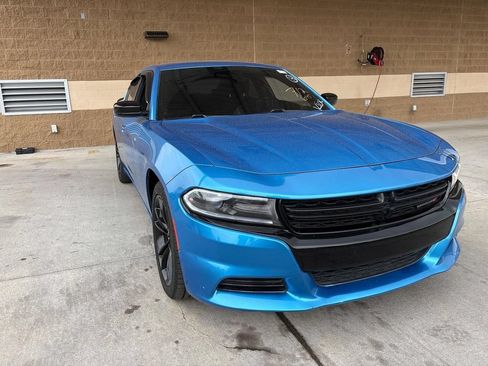 Used 2018 Dodge Charger SXT w/ Blacktop Package RWD image 3