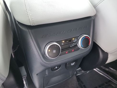 Used 2025 Ford Explorer Platinum w/ LUX Leather Package image 11