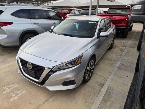 Used 2021 Nissan Altima 2.5 SV image 2