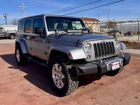 Used 2016 Jeep Wrangler Unlimited Sahara w/ Connectivity Group AWD/4WD image 3