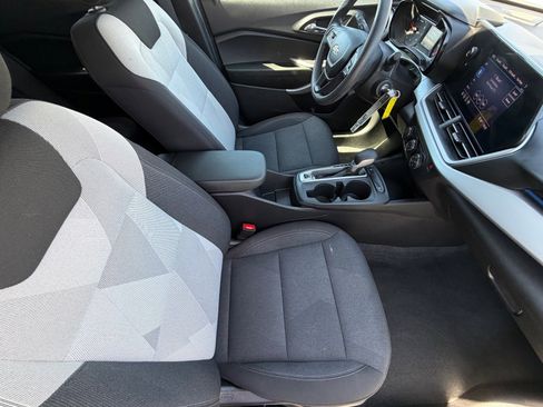 Used 2025 Chevrolet Trax LS FWD image 11