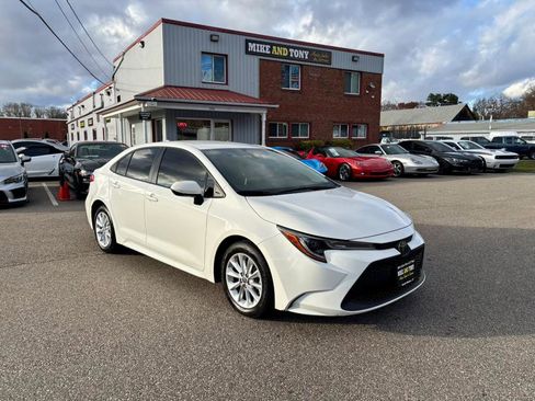 Used 2020 Toyota Corolla LE image 3
