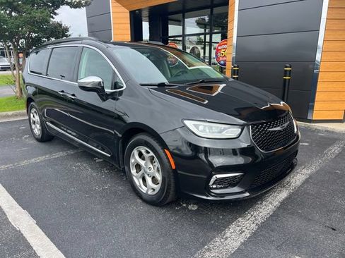 Used 2023 Chrysler Pacifica Limited FWD image 1