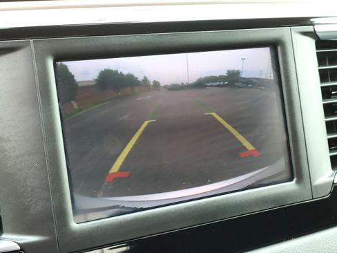 Used 2024 Chrysler Voyager LX FWD image 5