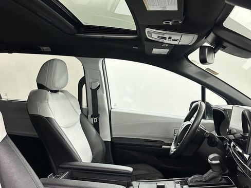 Used 2025 Toyota Sienna XSE image 39