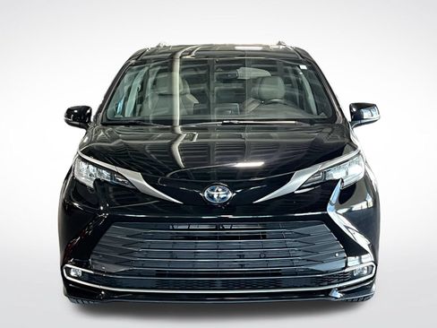 Used 2023 Toyota Sienna Limited FWD image 3