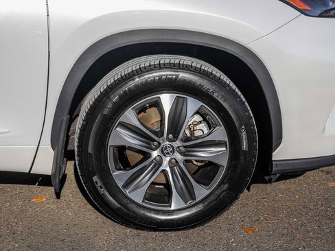 Used 2022 Toyota Highlander XLE image 7