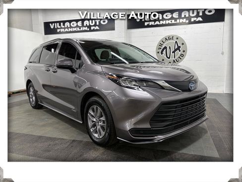 Used 2021 Toyota Sienna LE image 1