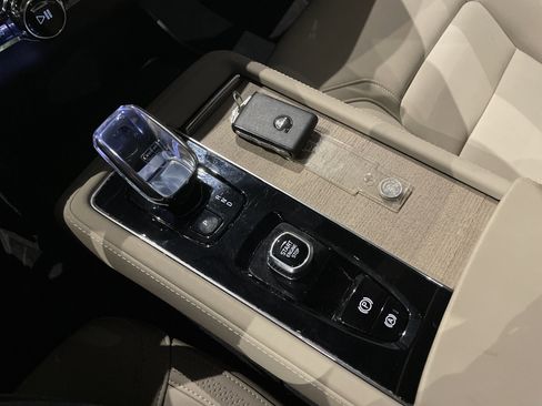 Used 2025 Volvo XC90 B5 Plus image 30